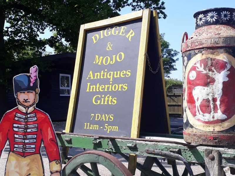 l36231_36241_Digger-and-Mojo-signs-m-800-x-600